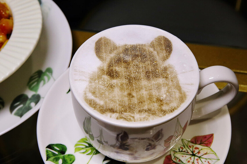 悠悠龍貓咖啡。全台唯一一間龍貓咖啡廳，龍貓卡通本尊活跳跳現身