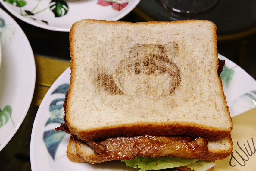 悠悠龍貓咖啡。全台唯一一間龍貓咖啡廳，龍貓卡通本尊活跳跳現身