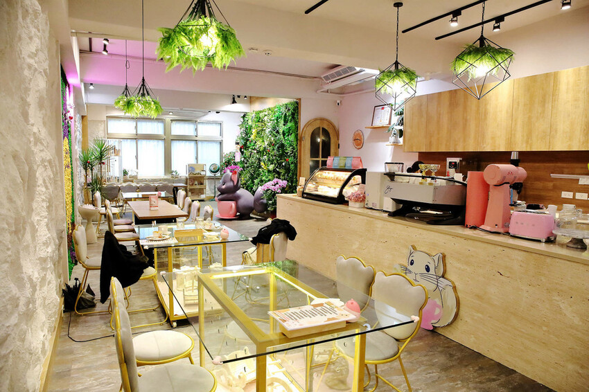 悠悠龍貓咖啡。全台唯一一間龍貓咖啡廳，龍貓卡通本尊活跳跳現身