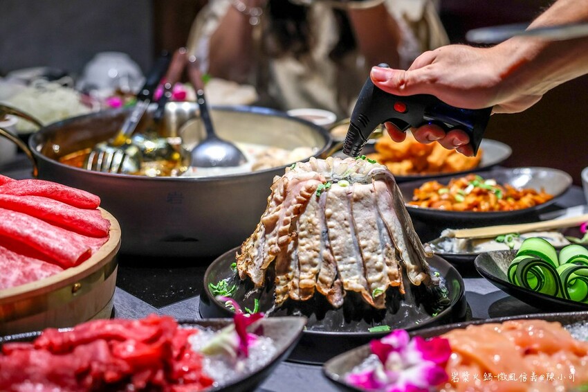 台北市信義區【台北火鍋】岩漿火鍋微風信義店，麻辣鴨血豆腐免費續！捷運市政府美食