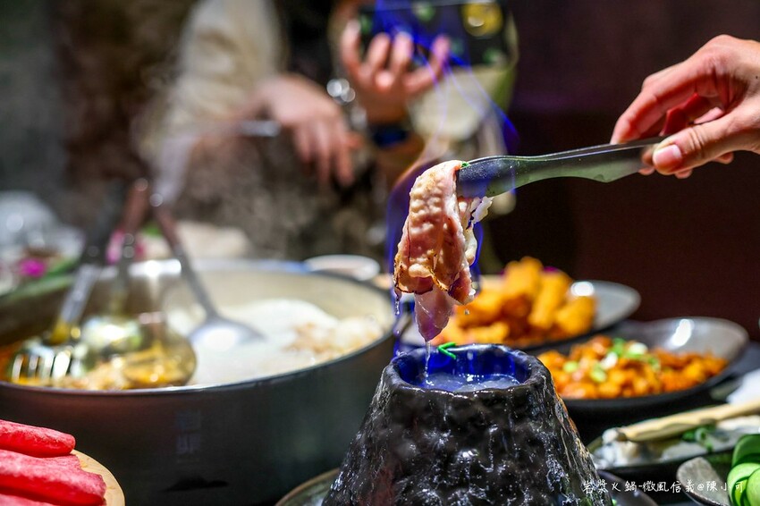 台北市信義區【台北火鍋】岩漿火鍋微風信義店，麻辣鴨血豆腐免費續！捷運市政府美食