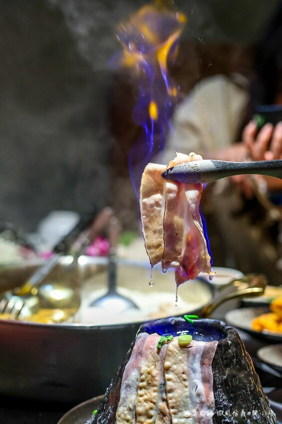 台北市信義區【台北火鍋】岩漿火鍋微風信義店，麻辣鴨血豆腐免費續！捷運市政府美食