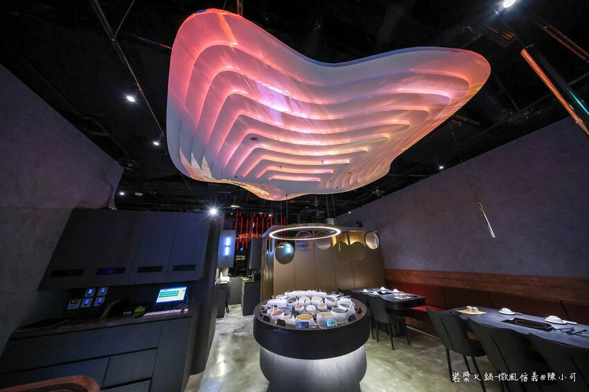 台北市信義區【台北火鍋】岩漿火鍋微風信義店，麻辣鴨血豆腐免費續！捷運市政府美食