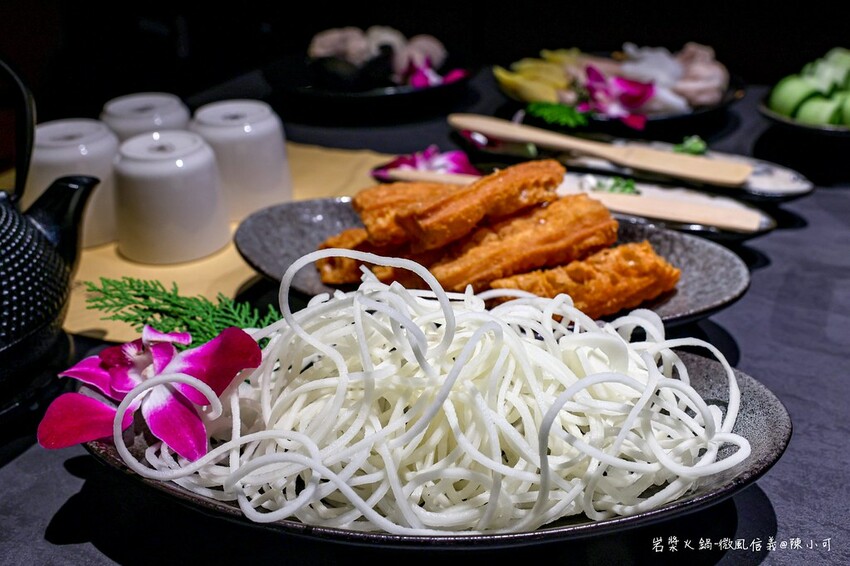 台北市信義區【台北火鍋】岩漿火鍋微風信義店，麻辣鴨血豆腐免費續！捷運市政府美食