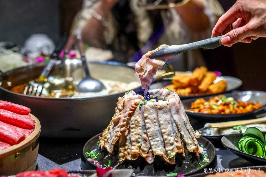 台北市信義區【台北火鍋】岩漿火鍋微風信義店，麻辣鴨血豆腐免費續！捷運市政府美食