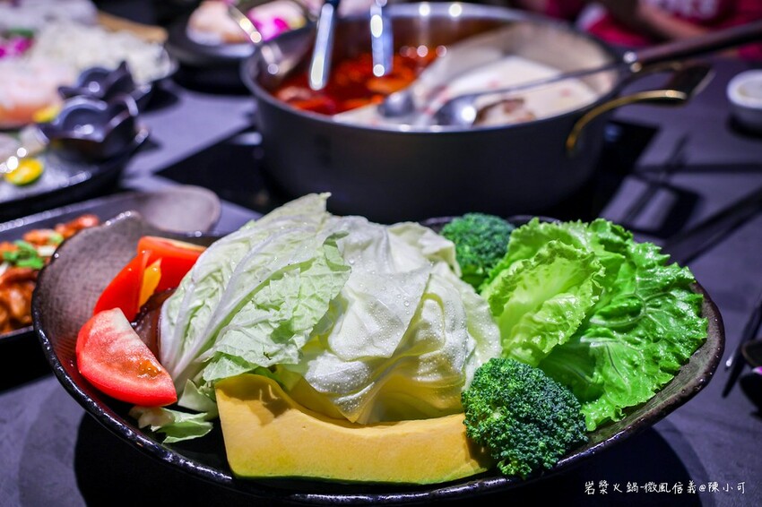 台北市信義區【台北火鍋】岩漿火鍋微風信義店，麻辣鴨血豆腐免費續！捷運市政府美食