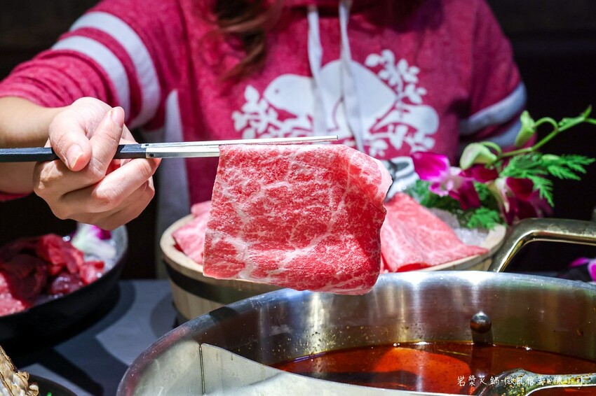 台北市信義區【台北火鍋】岩漿火鍋微風信義店，麻辣鴨血豆腐免費續！捷運市政府美食