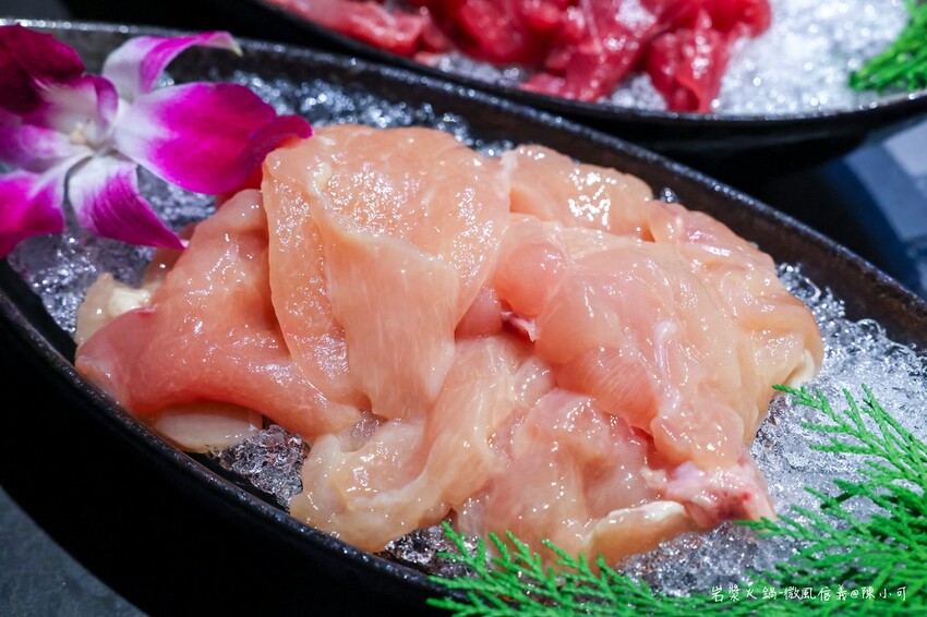 台北市信義區【台北火鍋】岩漿火鍋微風信義店，麻辣鴨血豆腐免費續！捷運市政府美食