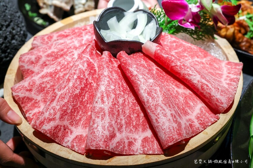 台北市信義區【台北火鍋】岩漿火鍋微風信義店，麻辣鴨血豆腐免費續！捷運市政府美食