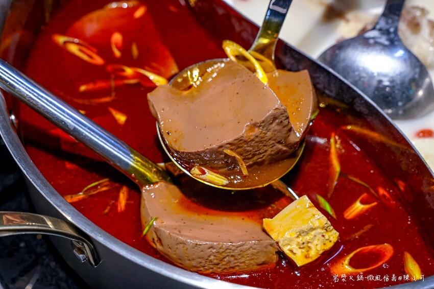 台北市信義區【台北火鍋】岩漿火鍋微風信義店，麻辣鴨血豆腐免費續！捷運市政府美食