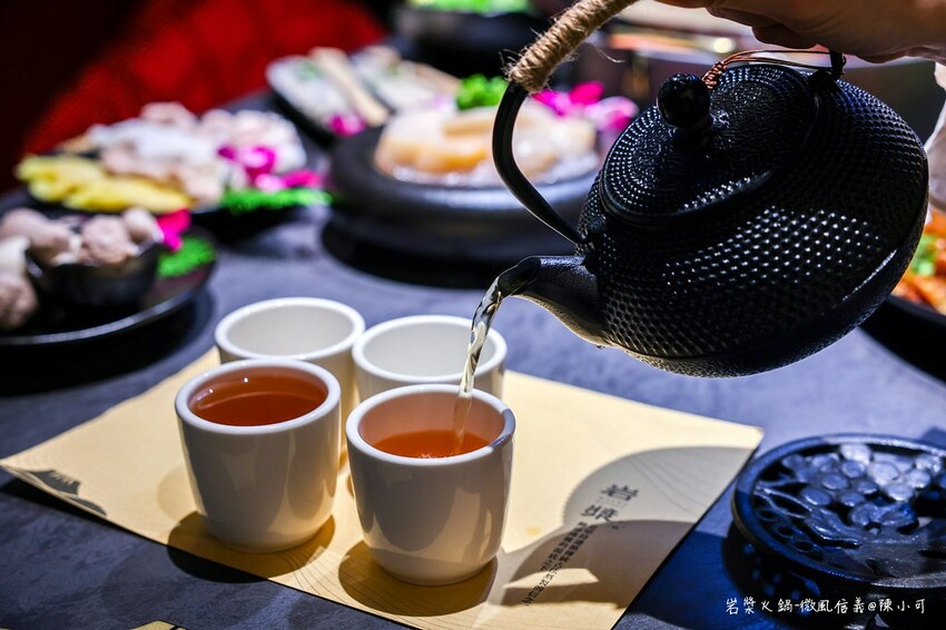 台北市信義區【台北火鍋】岩漿火鍋微風信義店，麻辣鴨血豆腐免費續！捷運市政府美食