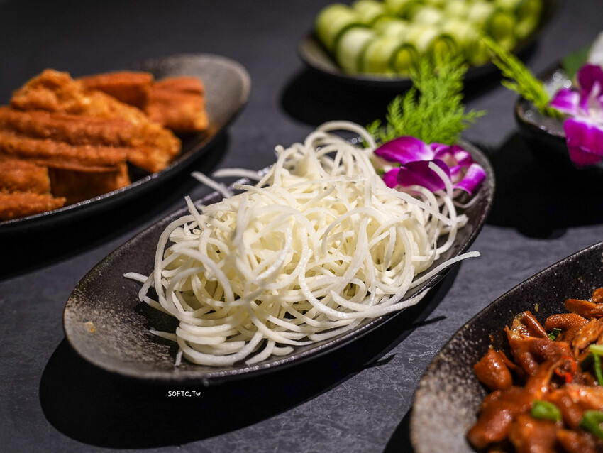 台北市信義區餐廳推薦 「岩漿火鍋-微風信義店」最強鴛鴦鍋!鍋底無限續加，大骨都可續 - 軟西，遊記