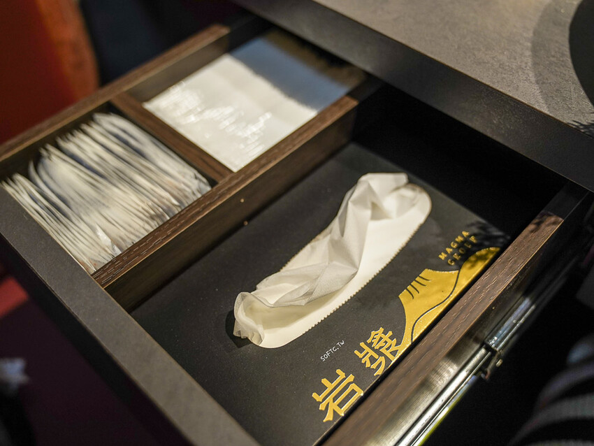 台北市信義區餐廳推薦 「岩漿火鍋-微風信義店」最強鴛鴦鍋!鍋底無限續加，大骨都可續 - 軟西，遊記
