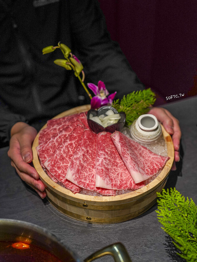 台北市信義區餐廳推薦 「岩漿火鍋-微風信義店」最強鴛鴦鍋!鍋底無限續加，大骨都可續 - 軟西，遊記