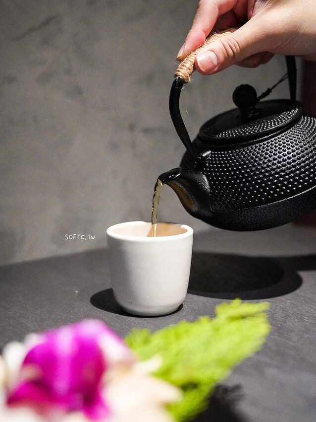 台北市信義區餐廳推薦 「岩漿火鍋-微風信義店」最強鴛鴦鍋!鍋底無限續加，大骨都可續 - 軟西，遊記
