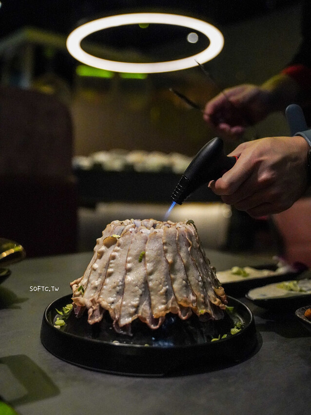 台北市信義區餐廳推薦 「岩漿火鍋-微風信義店」最強鴛鴦鍋!鍋底無限續加，大骨都可續 - 軟西，遊記