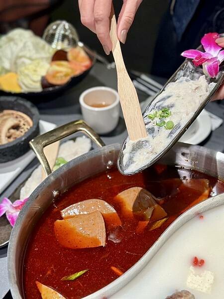 台北市信義區[信義區美食] 岩漿火鍋 微風信義店 信義區最強麻辣鍋 火焰炙燒豬配古法熬製湯頭 #市政府站美食 @蛋寶趴趴go