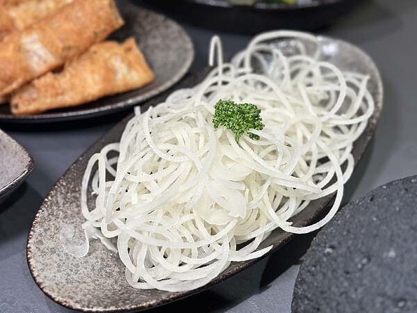 台北市信義區[信義區美食] 岩漿火鍋 微風信義店 信義區最強麻辣鍋 火焰炙燒豬配古法熬製湯頭 #市政府站美食 @蛋寶趴趴go