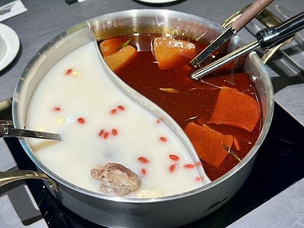 台北市信義區[信義區美食] 岩漿火鍋 微風信義店 信義區最強麻辣鍋 火焰炙燒豬配古法熬製湯頭 #市政府站美食 @蛋寶趴趴go