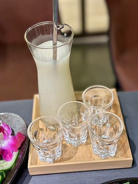 台北市信義區[信義區美食] 岩漿火鍋 微風信義店 信義區最強麻辣鍋 火焰炙燒豬配古法熬製湯頭 #市政府站美食 @蛋寶趴趴go