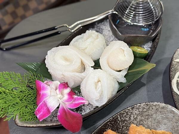 台北市信義區[信義區美食] 岩漿火鍋 微風信義店 信義區最強麻辣鍋 火焰炙燒豬配古法熬製湯頭 #市政府站美食 @蛋寶趴趴go