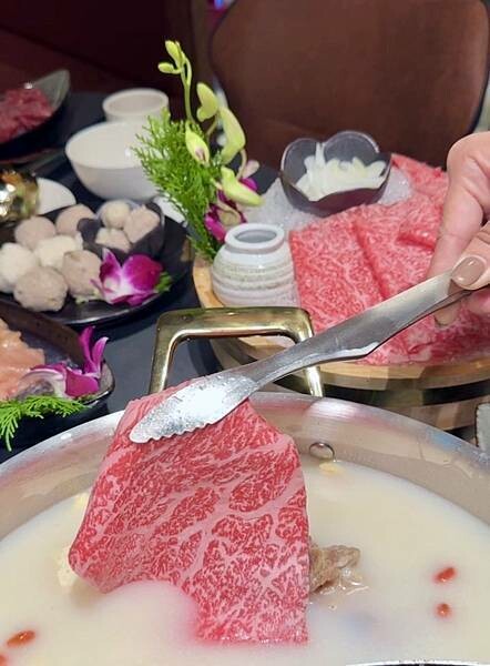 台北市信義區[信義區美食] 岩漿火鍋 微風信義店 信義區最強麻辣鍋 火焰炙燒豬配古法熬製湯頭 #市政府站美食 @蛋寶趴趴go