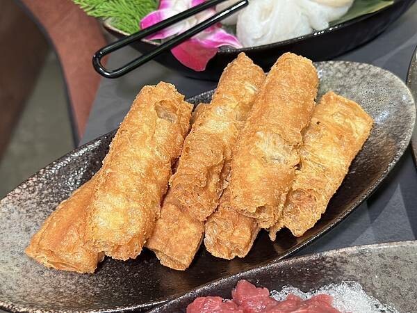 台北市信義區[信義區美食] 岩漿火鍋 微風信義店 信義區最強麻辣鍋 火焰炙燒豬配古法熬製湯頭 #市政府站美食 @蛋寶趴趴go