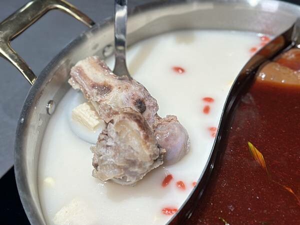 台北市信義區[信義區美食] 岩漿火鍋 微風信義店 信義區最強麻辣鍋 火焰炙燒豬配古法熬製湯頭 #市政府站美食 @蛋寶趴趴go