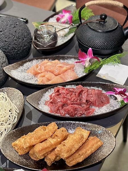 台北市信義區[信義區美食] 岩漿火鍋 微風信義店 信義區最強麻辣鍋 火焰炙燒豬配古法熬製湯頭 #市政府站美食 @蛋寶趴趴go