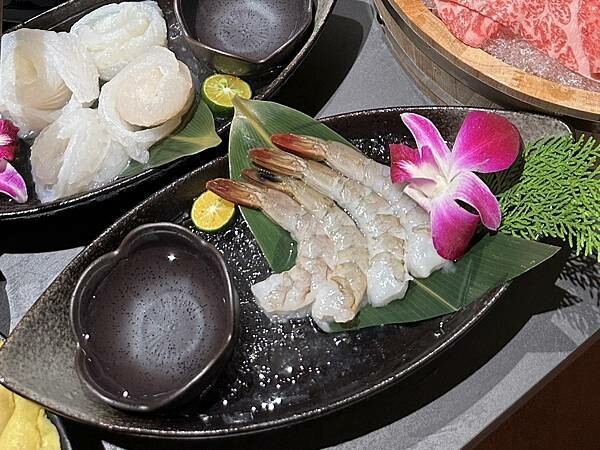 台北市信義區[信義區美食] 岩漿火鍋 微風信義店 信義區最強麻辣鍋 火焰炙燒豬配古法熬製湯頭 #市政府站美食 @蛋寶趴趴go