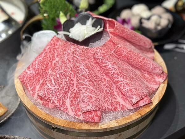 台北市信義區[信義區美食] 岩漿火鍋 微風信義店 信義區最強麻辣鍋 火焰炙燒豬配古法熬製湯頭 #市政府站美食 @蛋寶趴趴go