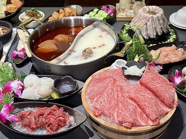 台北市信義區[信義區美食] 岩漿火鍋 微風信義店 信義區最強麻辣鍋 火焰炙燒豬配古法熬製湯頭 #市政府站美食 @蛋寶趴趴go