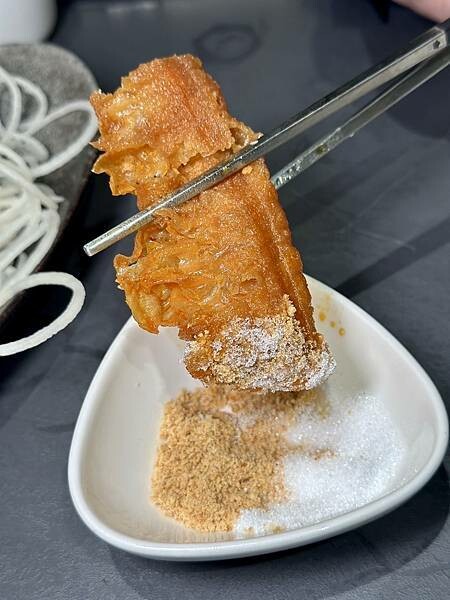 台北市信義區[信義區美食] 岩漿火鍋 微風信義店 信義區最強麻辣鍋 火焰炙燒豬配古法熬製湯頭 #市政府站美食 @蛋寶趴趴go