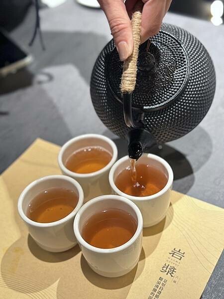 台北市信義區[信義區美食] 岩漿火鍋 微風信義店 信義區最強麻辣鍋 火焰炙燒豬配古法熬製湯頭 #市政府站美食 @蛋寶趴趴go