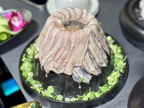 台北市信義區[信義區美食] 岩漿火鍋 微風信義店 信義區最強麻辣鍋 火焰炙燒豬配古法熬製湯頭 #市政府站美食 @蛋寶趴趴go