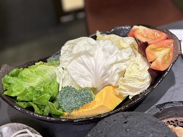 台北市信義區[信義區美食] 岩漿火鍋 微風信義店 信義區最強麻辣鍋 火焰炙燒豬配古法熬製湯頭 #市政府站美食 @蛋寶趴趴go