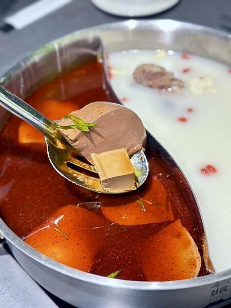 台北市信義區[信義區美食] 岩漿火鍋 微風信義店 信義區最強麻辣鍋 火焰炙燒豬配古法熬製湯頭 #市政府站美食 @蛋寶趴趴go