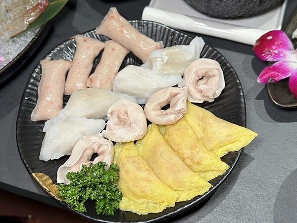 台北市信義區[信義區美食] 岩漿火鍋 微風信義店 信義區最強麻辣鍋 火焰炙燒豬配古法熬製湯頭 #市政府站美食 @蛋寶趴趴go