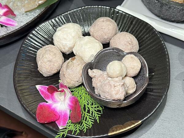 台北市信義區[信義區美食] 岩漿火鍋 微風信義店 信義區最強麻辣鍋 火焰炙燒豬配古法熬製湯頭 #市政府站美食 @蛋寶趴趴go