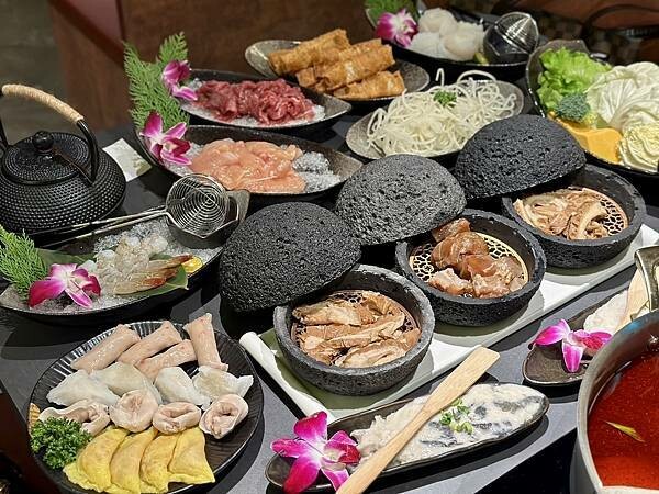 台北市信義區[信義區美食] 岩漿火鍋 微風信義店 信義區最強麻辣鍋 火焰炙燒豬配古法熬製湯頭 #市政府站美食 @蛋寶趴趴go