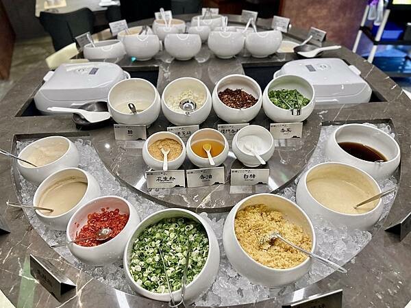 台北市信義區[信義區美食] 岩漿火鍋 微風信義店 信義區最強麻辣鍋 火焰炙燒豬配古法熬製湯頭 #市政府站美食 @蛋寶趴趴go