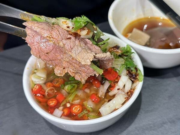 台北市信義區[信義區美食] 岩漿火鍋 微風信義店 信義區最強麻辣鍋 火焰炙燒豬配古法熬製湯頭 #市政府站美食 @蛋寶趴趴go