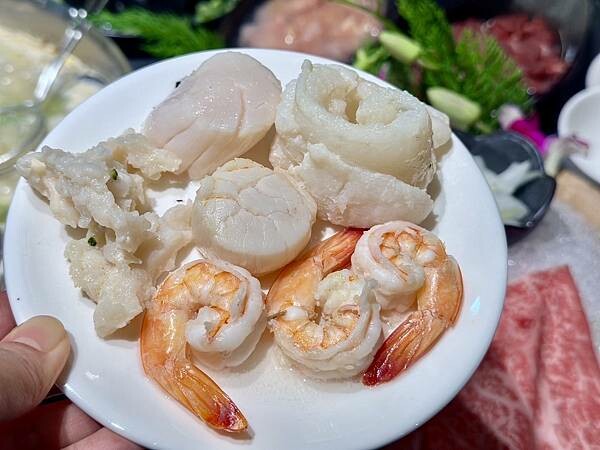 台北市信義區[信義區美食] 岩漿火鍋 微風信義店 信義區最強麻辣鍋 火焰炙燒豬配古法熬製湯頭 #市政府站美食 @蛋寶趴趴go