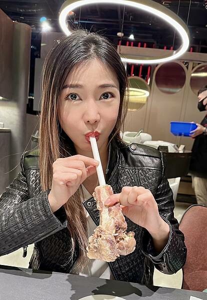 台北市信義區[信義區美食] 岩漿火鍋 微風信義店 信義區最強麻辣鍋 火焰炙燒豬配古法熬製湯頭 #市政府站美食 @蛋寶趴趴go