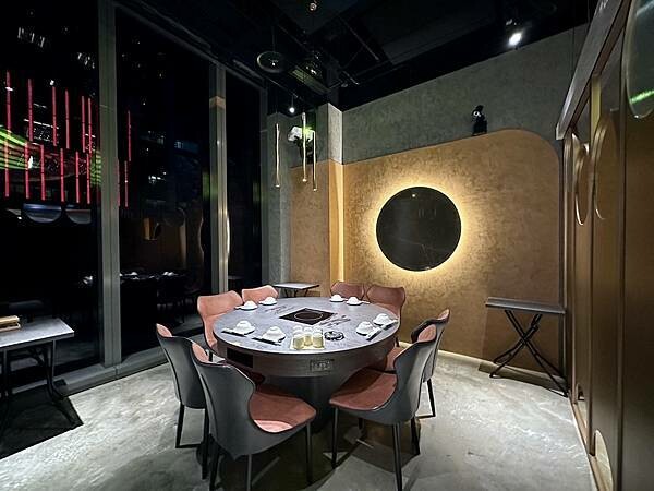 台北市信義區[信義區美食] 岩漿火鍋 微風信義店 信義區最強麻辣鍋 火焰炙燒豬配古法熬製湯頭 #市政府站美食 @蛋寶趴趴go