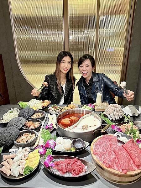 台北市信義區[信義區美食] 岩漿火鍋 微風信義店 信義區最強麻辣鍋 火焰炙燒豬配古法熬製湯頭 #市政府站美食 @蛋寶趴趴go