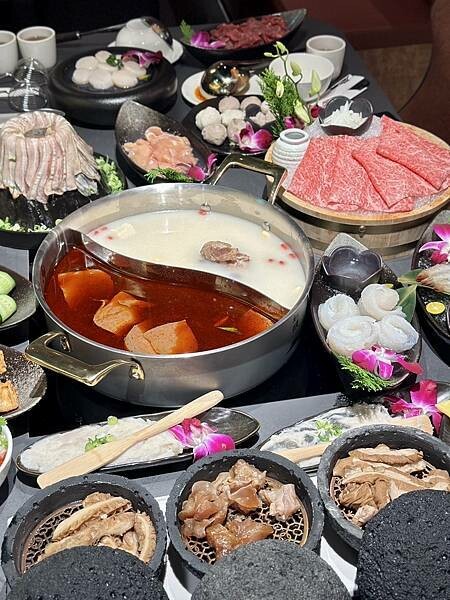 台北市信義區[信義區美食] 岩漿火鍋 微風信義店 信義區最強麻辣鍋 火焰炙燒豬配古法熬製湯頭 #市政府站美食 @蛋寶趴趴go