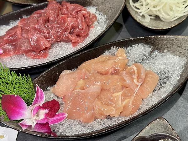 台北市信義區[信義區美食] 岩漿火鍋 微風信義店 信義區最強麻辣鍋 火焰炙燒豬配古法熬製湯頭 #市政府站美食 @蛋寶趴趴go