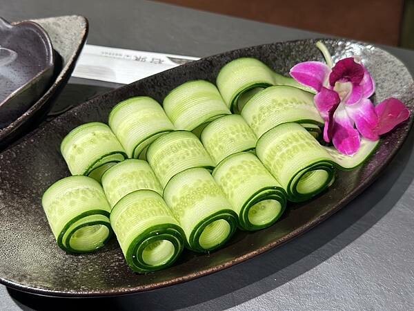 台北市信義區[信義區美食] 岩漿火鍋 微風信義店 信義區最強麻辣鍋 火焰炙燒豬配古法熬製湯頭 #市政府站美食 @蛋寶趴趴go