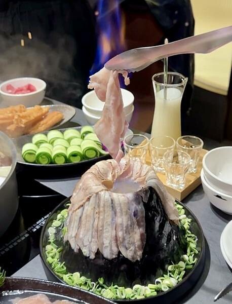 台北市信義區[信義區美食] 岩漿火鍋 微風信義店 信義區最強麻辣鍋 火焰炙燒豬配古法熬製湯頭 #市政府站美食 @蛋寶趴趴go